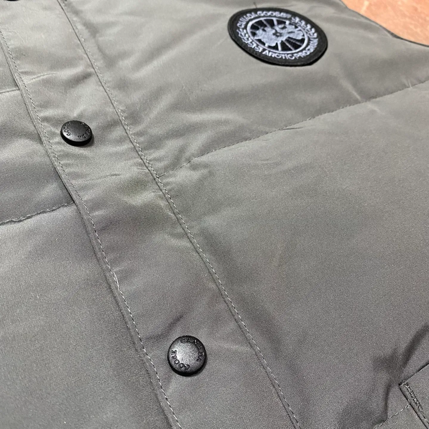 P400 Black] Canada Goose#Freestyle Canadian Crew 4154M Men’s and Women’s Vest Down# ➖ Imported Behringer embroidery machine with customized 10,000-needle embroidery logo! ➖ Imported 21-count polyester-cotton blended original fabric, using Feather-Light 10D waterproof coating fabric, made of 84.5% polyester fiber and 15.5% cotton, 100% the best feel in the entire network! ➖ The official website synchronizes the national standard 80 white duck down, and will never mislead by false claims such as 90 down or goose down! ➖ 100% nylon lon lining with double double-layer sealing design to prevent velvet from running away. Top-grade polar fleece is used in the collar and pockets to keep warm and comfortable! ➖ Yoshida YKK provides original custom-made electroplated sliders. YKK two-way lockable zippers are tight and smooth and will not peel off paint! ➖ 3M composite original Velcro is durable, and all accessories and hardware are disassembled and customized! ⛔No slander, no exaggeration, no need for too much copywriting, because it is focused, it is professional!  SIZE: M L XL XXL